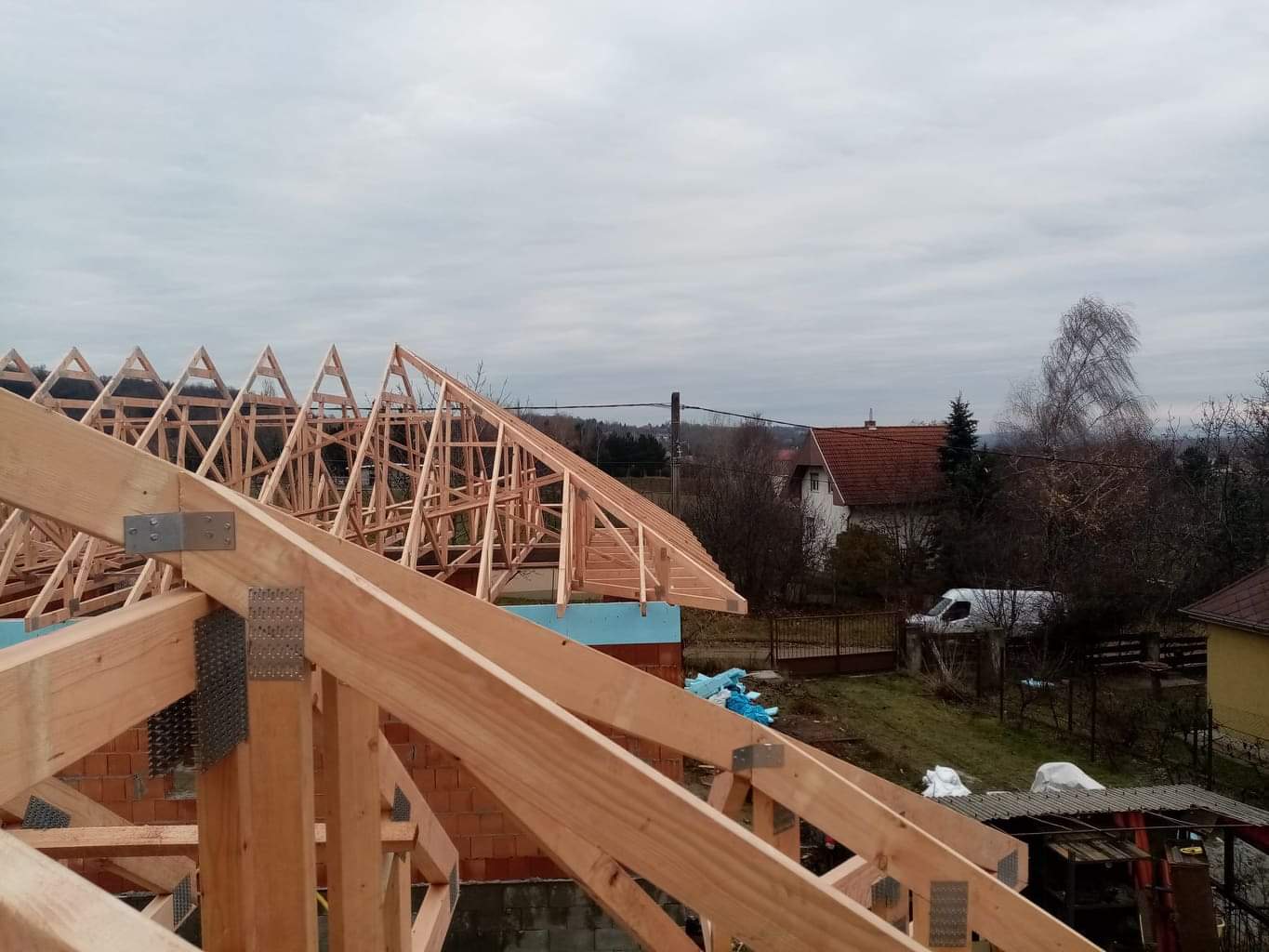 Tetőcsere szolgáltatásunkkal frissítettük otthonunk tetőjét, hogy az korszerű és esztétikus megjelenést kapjon.